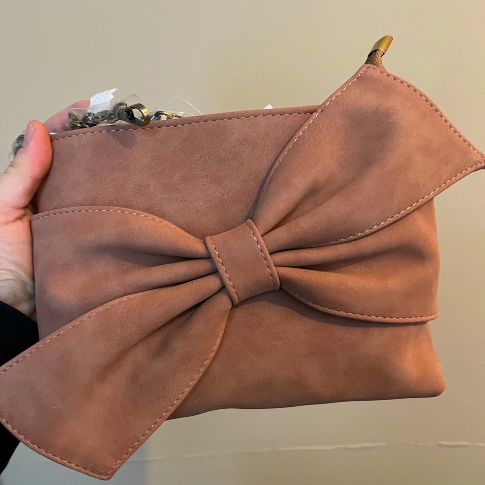 Clutch bag with detachable strap.